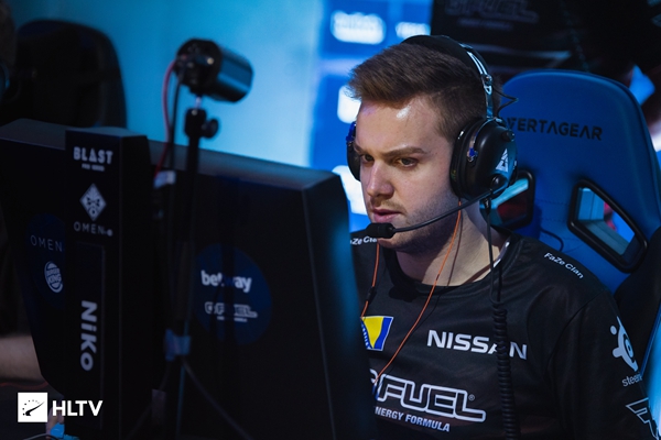 这比回头看更好，直接称其为失败！ Team WE 的中路和打野诗人是休息前后两个不同的队伍，而 LGD Gaming 取得了赛点