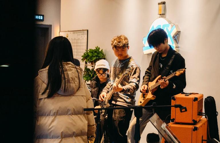 s1mple 参加了一场引起轩然大波的表演赛，导致了一波批评