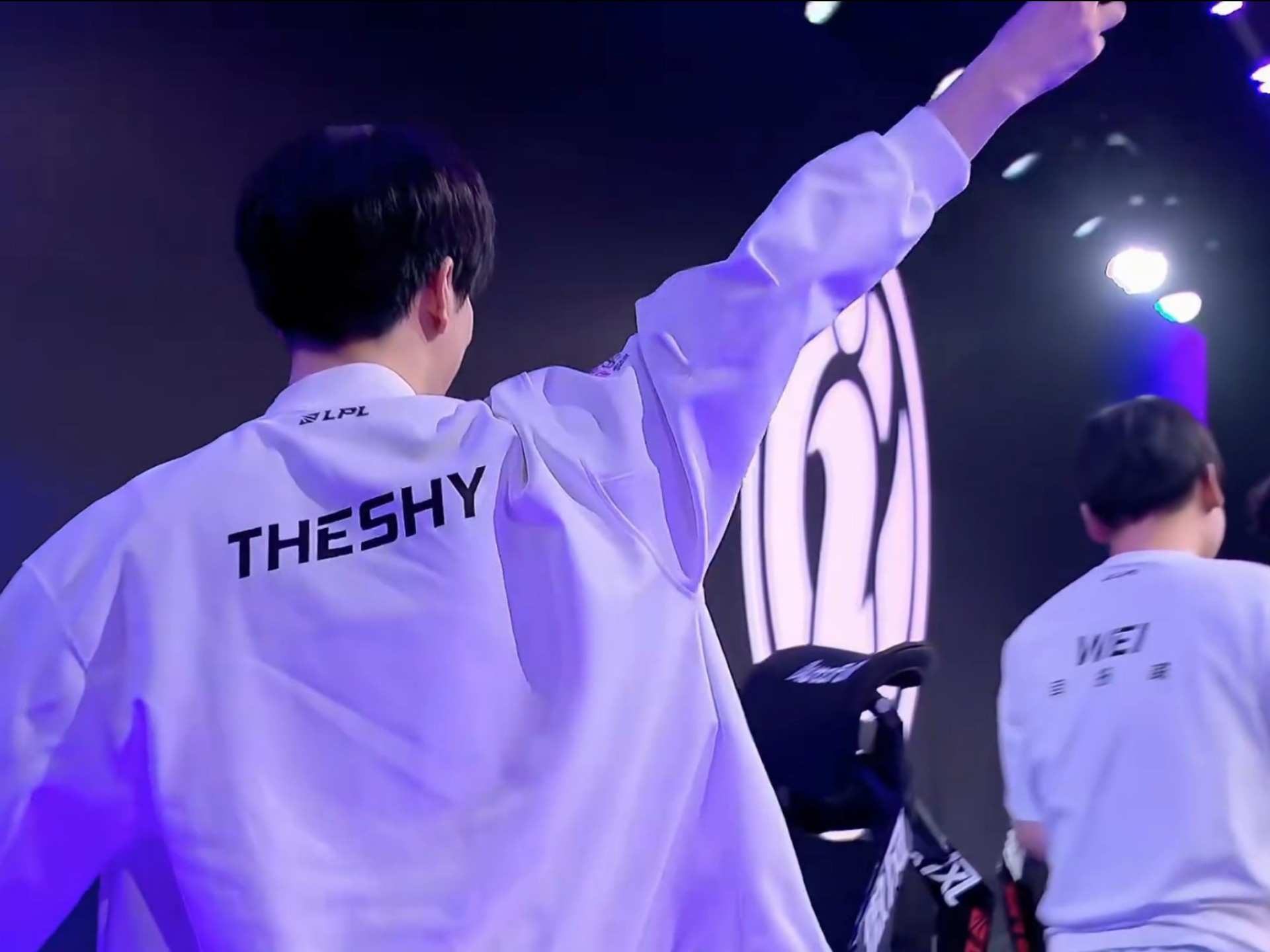 北京WB发布了新年祝福视频：小猴子们来给小桃子送祝福啦~