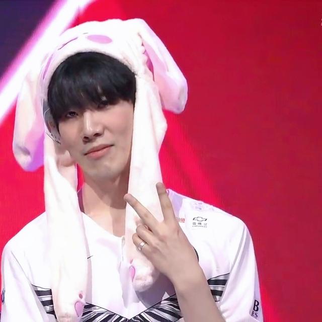 LCK女主持尹秀彬晒照：新的个人主页照片